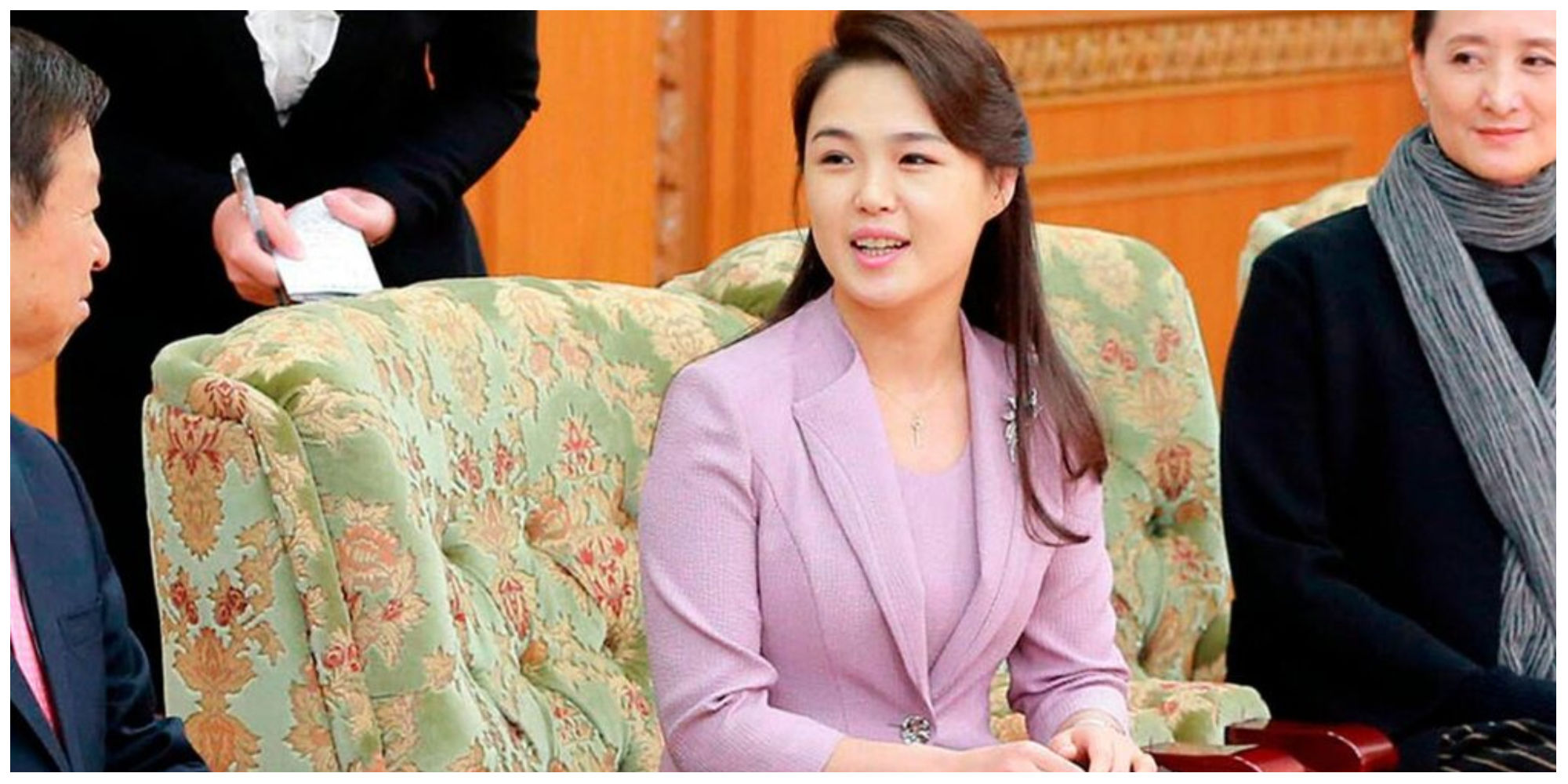 تصاویر گردنبد عجیب همسر رهبر کره شمالی + عکس