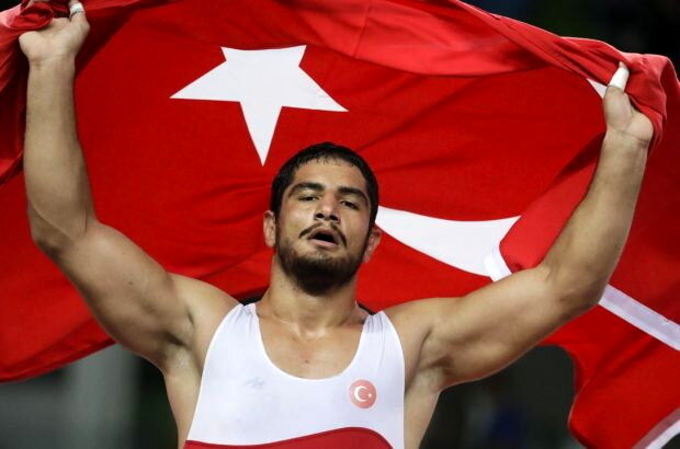 کشتی‌گیران ترکیه‌ای زیر آوار زلزله ماندند