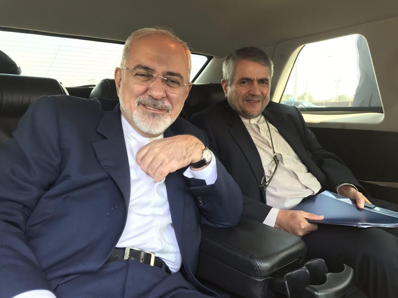 ظریف در انتظار روحانی/عکس