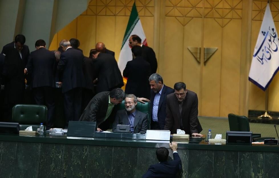 لاریجانی در میان حلقه تبریک نمایندگان