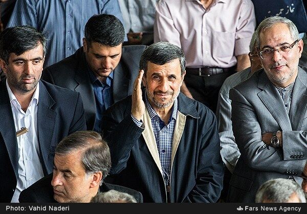 احمدی نژاد در نماز جمعه امروز / عکس