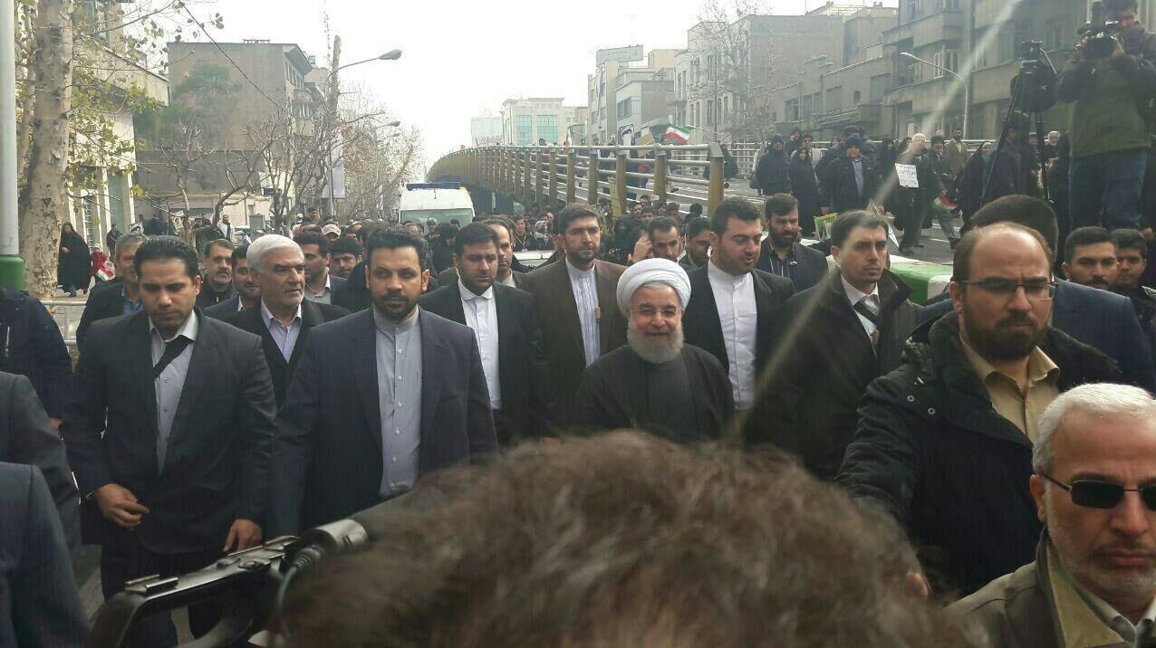 رییس‌جمهور در جمع راهپیمایان /عکس