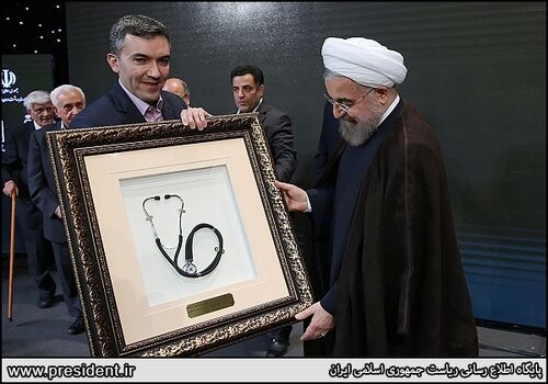 هدیه‌ پزشکان به روحانی/ عکس