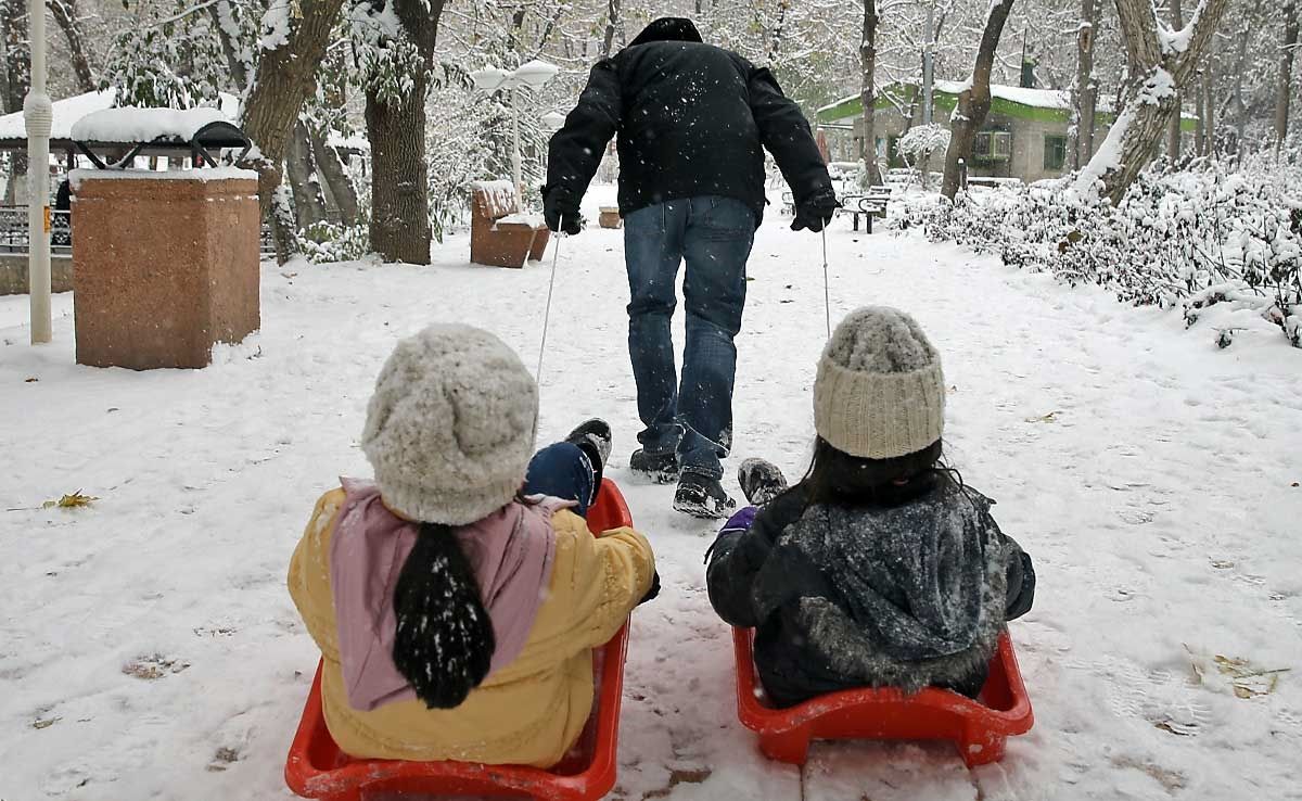 تصاویر برف بازی تهرانی‌ها در پارک قیطریه