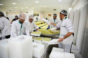 تصاویر آماده‌سازی غذای‌متبرک درحرم رضوی‎