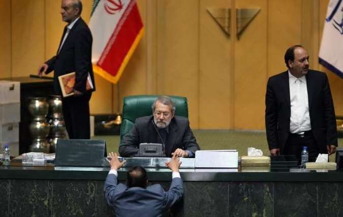 لاریجانی در میان حلقه تبریک نمایندگان