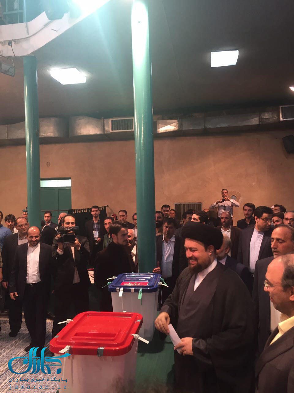سید حسن خمینی در حال رای دادن/عکس