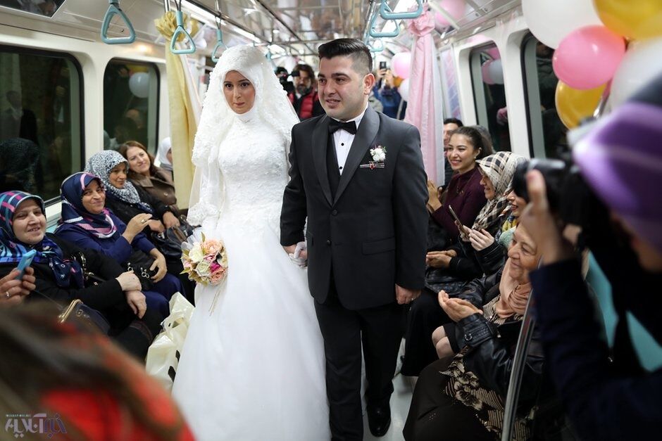 عروسی زوج جوان در مترو /عکس