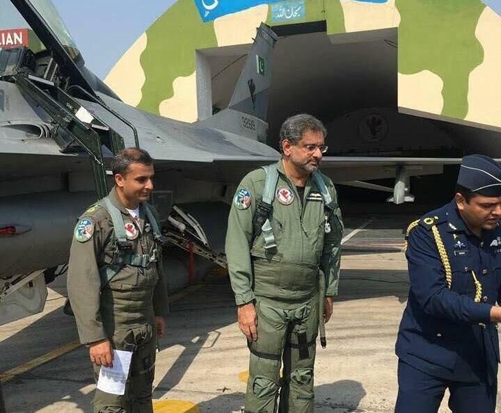 پرواز نخست‌وزیر پاکستان با جنگنده اف-16/عکس