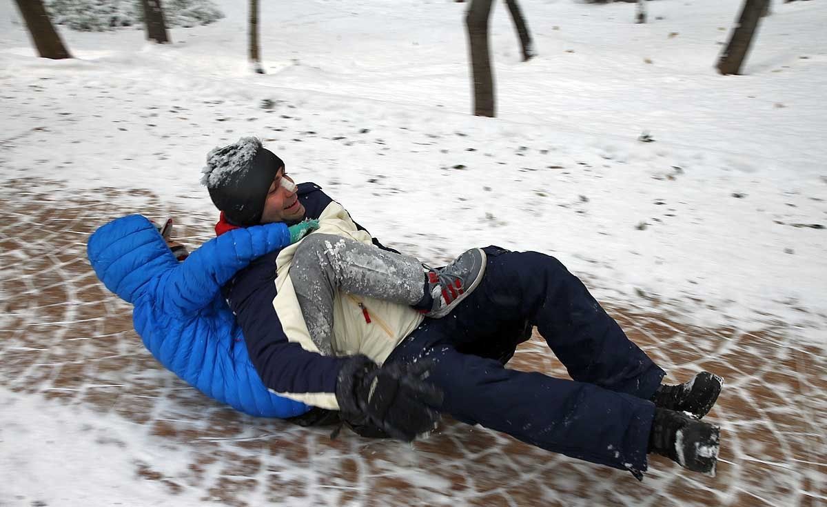 تصاویر برف بازی تهرانی‌ها در پارک قیطریه