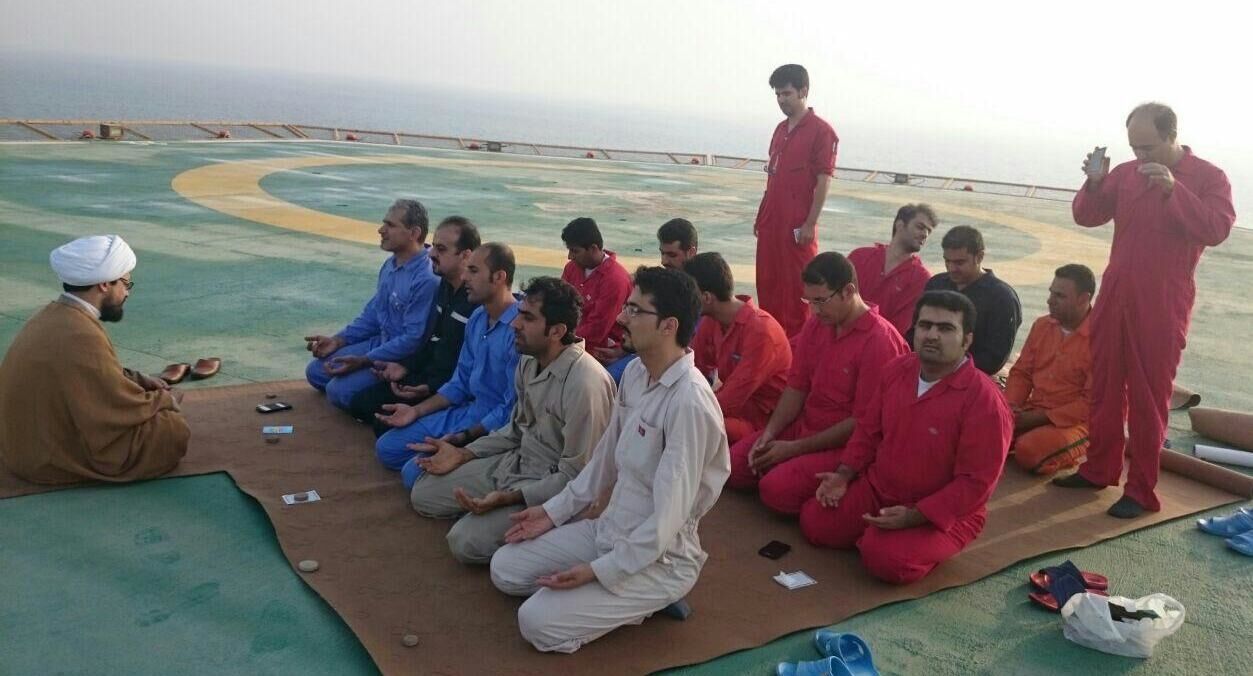 نماز عید فطر روی سکوی نفتی/عکس