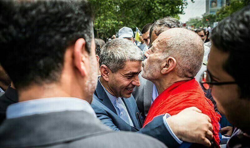 بوسه یک جانباز بر پیشانی طیب‌نیا