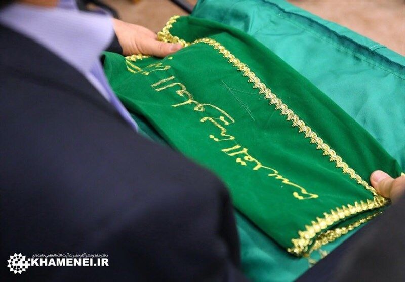 هدیه خاص دانشجویان به امام خامنه‌ای