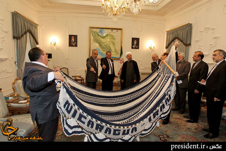 یک هدیه عجیب به روحانی/عکس