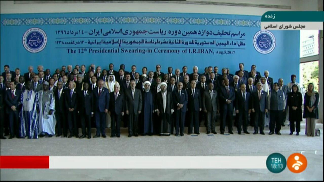 عکس‌یادگاری شرکت‌کنندگان د پایان مراسم‌تحلیف
