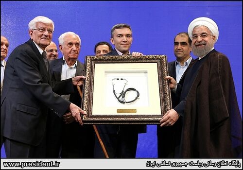 هدیه‌ پزشکان به روحانی/ عکس