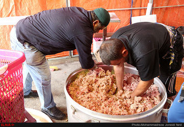 آماد سازی غذای زائرین اربعین در کربلا/تصاویر