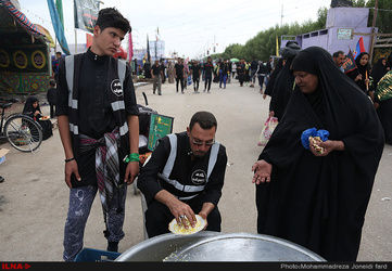 آماد سازی غذای زائرین اربعین در کربلا/تصاویر