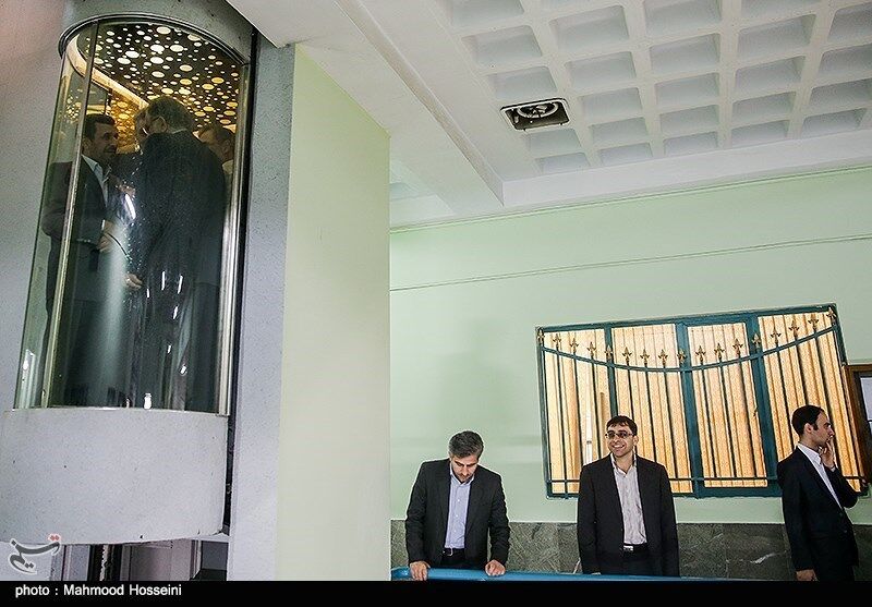 گیرکردن احمدی‌نژاد در آسانسور/تصاویر