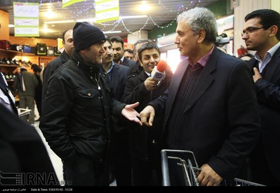 وزیر کار در صف سبد کالا/عکس