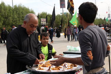 آماد سازی غذای زائرین اربعین در کربلا/تصاویر