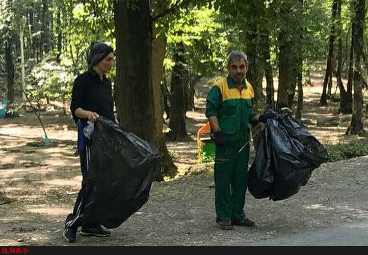 جمع‌آوری زباله دریکی ازبوستان‌ها توسط هدیه تهرانی/عکس