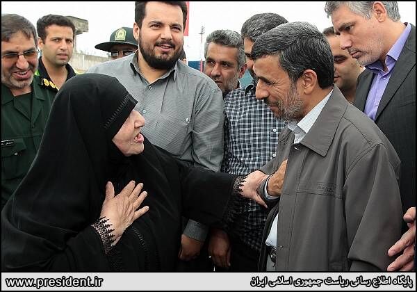 بوسه بر سر احمدی نژاد/تصاویر