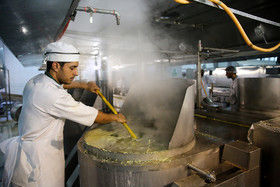 تصاویر آماده‌سازی غذای‌متبرک درحرم رضوی‎