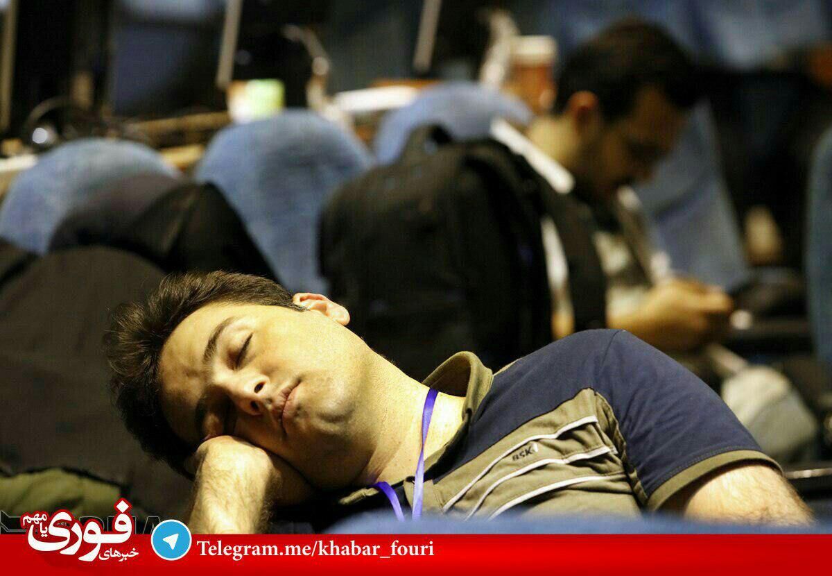 انتظار خبرنگاران در ستاد انتخابات کشور/عکس