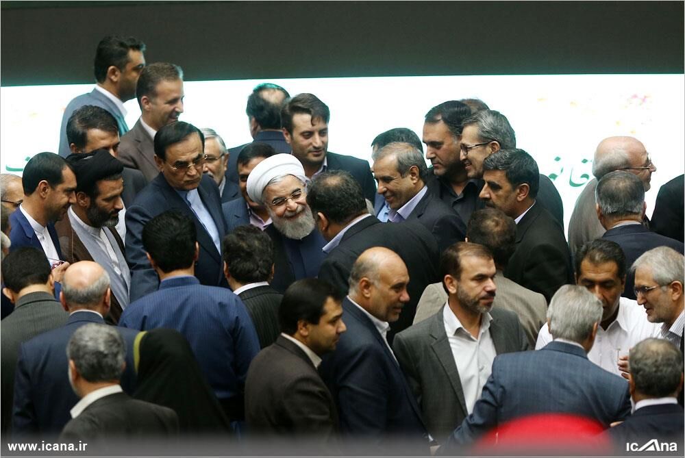 روحانی درمیان نمایندگان مجلس/عکس