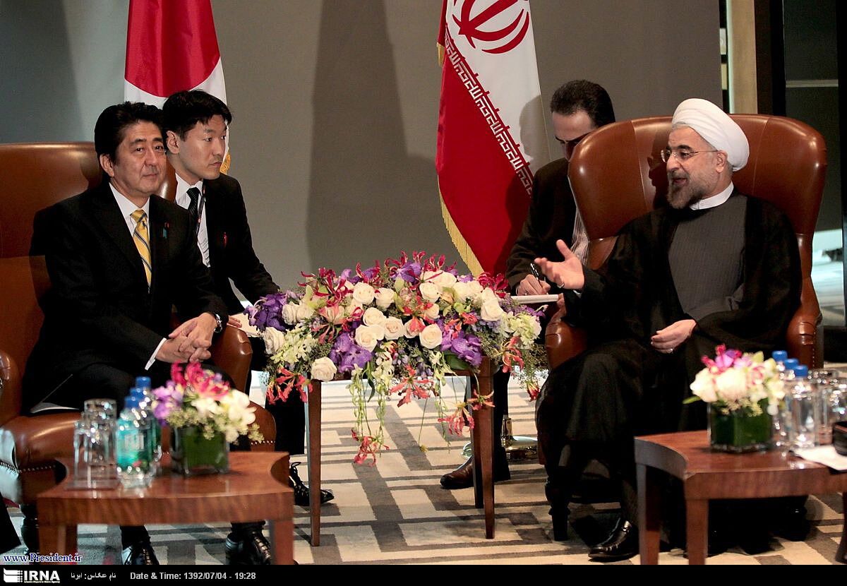 دیدار روحانی با نخست‌ وزیر ژاپن/عکس