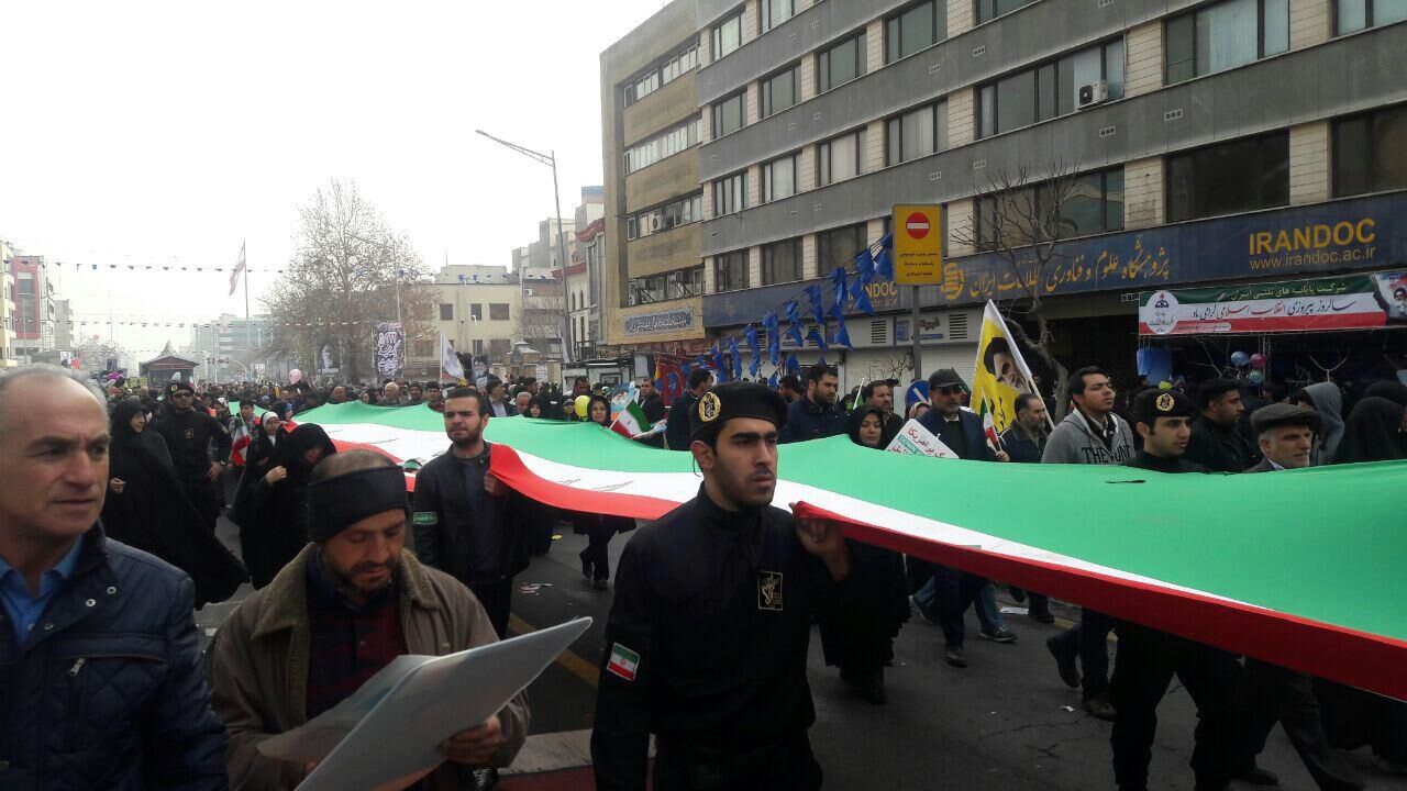 پرچم ۳۰ متری ایران در راهپیمایی/عکس