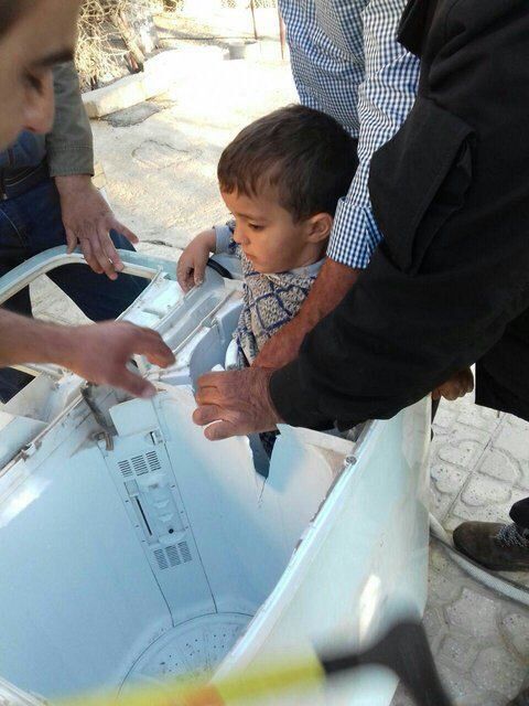 نجات کودک گرفتار در ماشین لباسشویی/عکس
