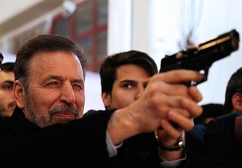 واعظی تفنگ به دست شد/عکس