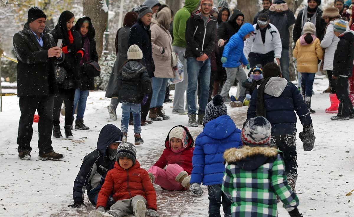 تصاویر برف بازی تهرانی‌ها در پارک قیطریه