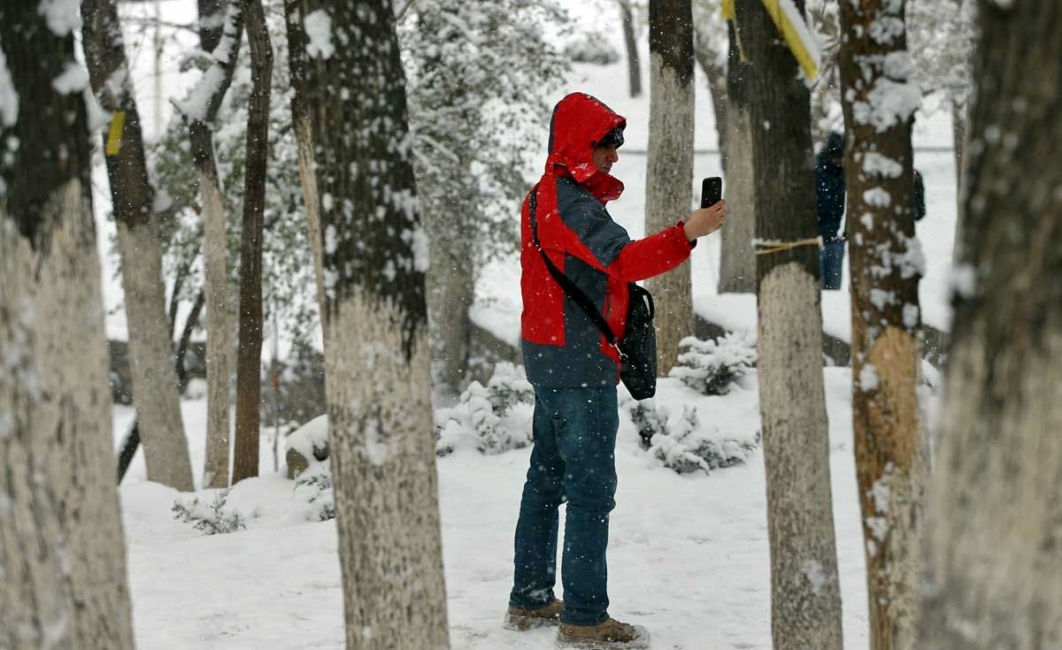 تصاویر برف بازی تهرانی‌ها در پارک قیطریه