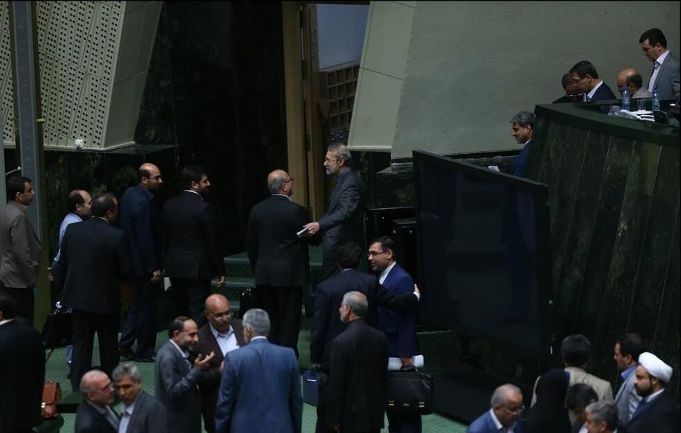 لاریجانی در میان حلقه تبریک نمایندگان
