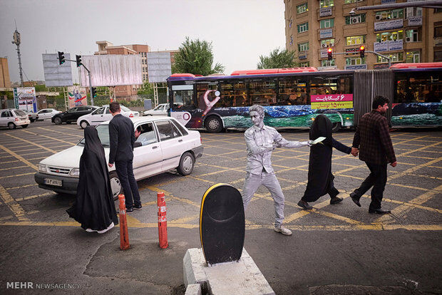 نمایش مجسمه نقره ای/ تصاویر