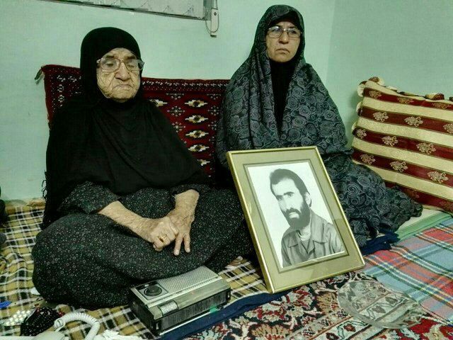 مادرشهیداسدپور،رادیوراکنارگذاشت/عکس