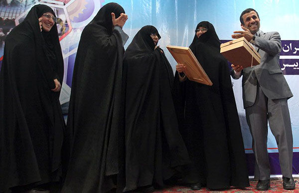 تقدیر احمدی‎نژاد از همسرش/ تصاویر