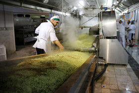 تصاویر آماده‌سازی غذای‌متبرک درحرم رضوی‎