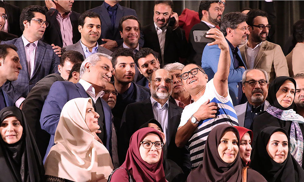 سلفی جوان و مدیری با رییس صداوسیما /عکس