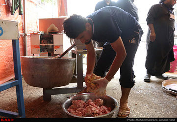 آماد سازی غذای زائرین اربعین در کربلا/تصاویر