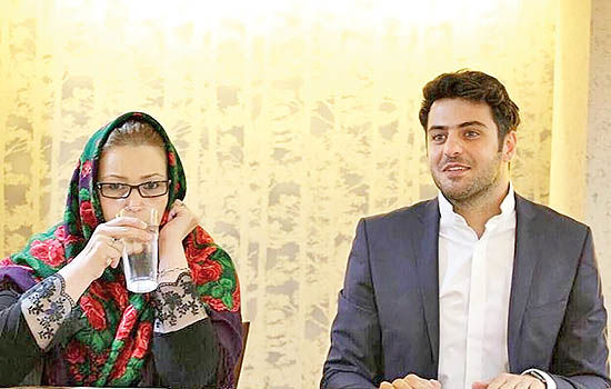 علی ضیا کتاب مادرش را رونمایی می‌کند